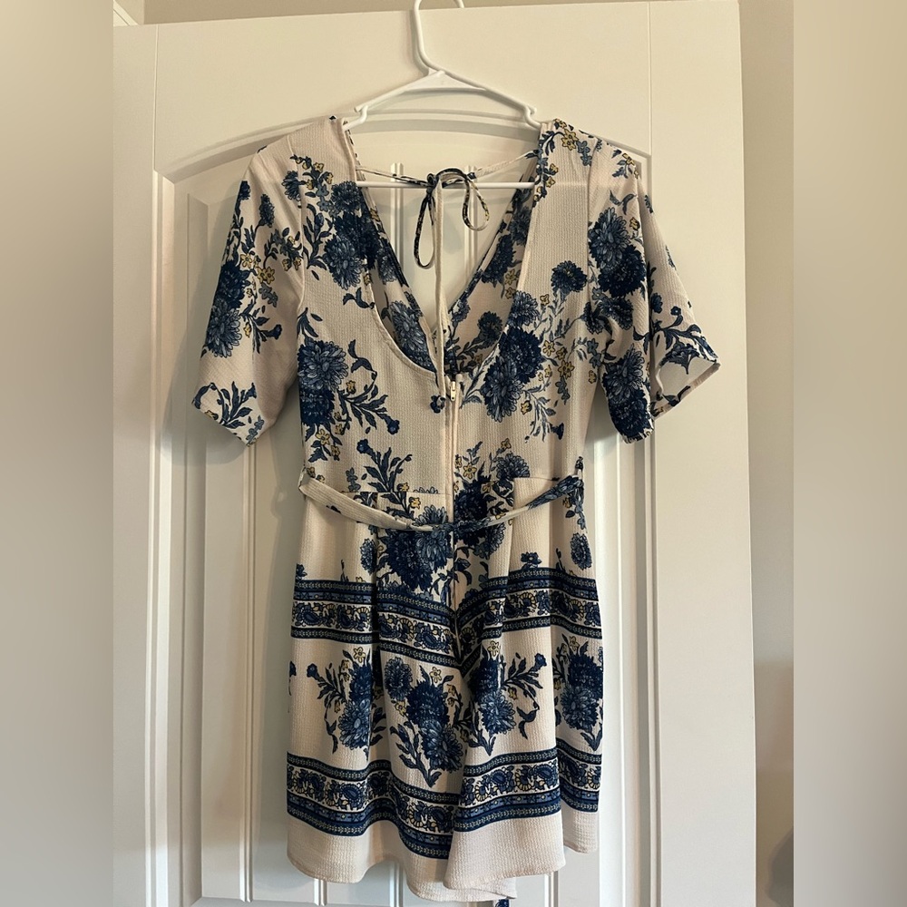Romper with shorts lining, not see thru comfortable, beautiful, adjustable ties - Picture 3 of 4
